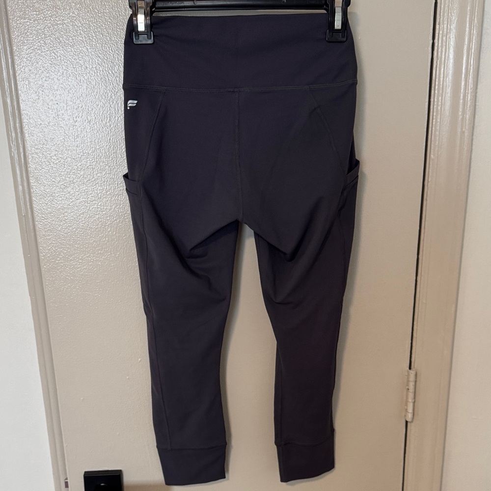 Fabletics Charcoal Cropped Capris - image 5